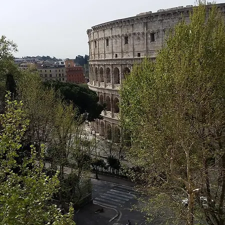 Colosseum Corner Рим