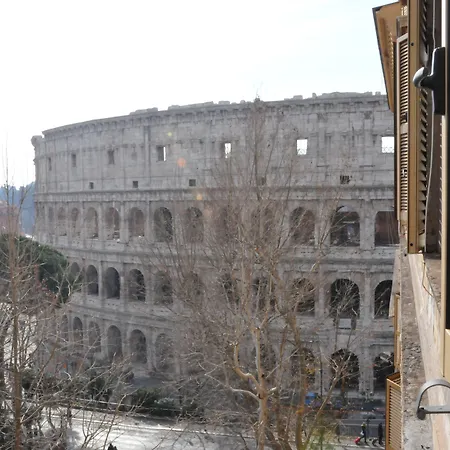 Colosseum Corner Рим